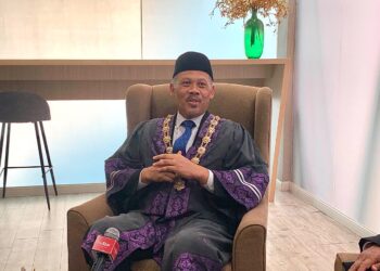 MOHD YAZID SAIRI bercakap pada sidang media selepas Majlis Angkat Sumpah Jawatan Datuk Bandar Petaling Jaya ke-8 di Ibu Pejabat MBPJ, Petaling Jaya, Selangor.