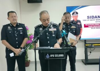 Mohd Alwi Zainal Abidin (tengah) ketika sidang akhbar di Ibu Pejabat Polis Daerah (IPD) Selama hari ini. – Wat Kamal Abas