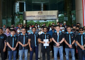 Hishammuddin bersama mangsa skim ponzi berhimpun di lobi AGC, Putrajaya.