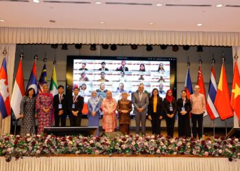 NANCY Shukri bergambar bersama wakil kanak-kanak ASEAN pada Program 9th ASEAN Children's Forum di Putrajaya. - UTUSAN/FAISOL MUSTAFA