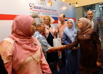 NANCY Shukri beramah mesra bersama wakil negara ASEAN pada Program 9th ASEAN Children's Forum di Putrajaya. - UTUSAN/FAISOL MUSTAFA