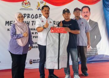 MD. ISRAK Abdullah (dua kiri) menyampaikan sumbangan ketika hadir merasmikan Program Melabuh Tukun Tiruan Kuboid Penghalang Pukat Tunda di perairan Pulau Tinggi dan Pulau Sibu di Pejabat Konservasi Mersing, Johor.