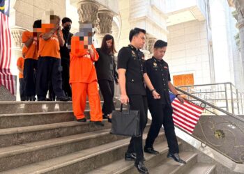 PEGAWAI imigresen ditahan reman SPRM di Mahkamah Majistret, Putrajaya.