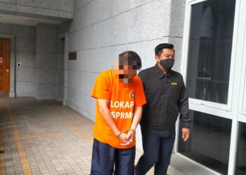 PENGARAH syarikat direman SPRM di Mahkamah Majistret, Putrajaya.