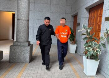 PENGARAH syarikat direman SPRM di Mahkamah Majistret, Putrajaya.