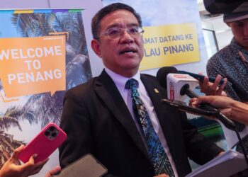 WONG Hon Wai ketika ditemui pemberita selepas merasmikan Kempen Pelancongan Domestik 'Fall In Love With Penang' di George Town, Pulau Pinang hari ini.-UTUSAN/DANIAL SAAD