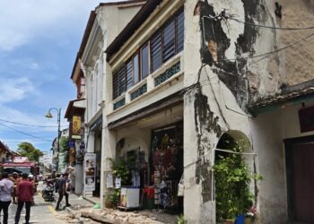 DUA pelancong warga Sri Lanka cedera akibat dihempap runtuhan bangunan lama di Lebuh Armenian, George Town, Pulau Pinang.-IHSAN JBPM PULAU PINANG