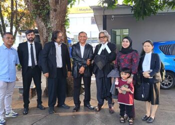 PLAINTIF dan peguam berada di luar Mahkamah Tinggi Tawau selepas kes saman RM190 juta terhadap PDRM dan 11 pihak lain ditangguhkan pada esok hari. - UTUSAN/NASRAWATI SYARIFUDDIN