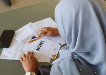 SELAIN laporan polis, Nur (gambar) mendakwa, dia dan suaminya turut membuat laporan kepada MCMC selepas mengesan beberapa akaun media sosial palsu yang menggunakan wajah serta imej suntingan bagi mengaibkan anaknya diwujudkan.-UTUSAN/DANIAL SAAD