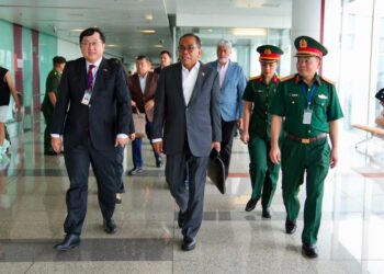 MOHAMED Khaled Nordin bersama Perdana Menteri Vietnam, Le Minh Hung sewaktu melakukan lawatan rasmi selama dua hari bagi memperkukuh kerjasama pertahanan dengan Vietnam demi kestabilan dan keamanan serantau.