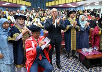 MD. AMIN Md. Taff (tengah) di UPSI Kampus Sultan Abdul Jalil Shah, Tanjung Malim, Perak, hari ini.