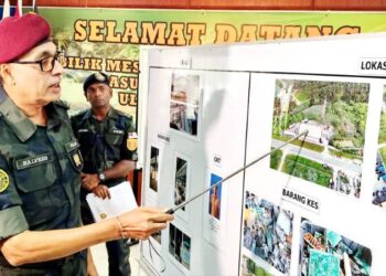 BALVEER Singh (kanan) pada sidang akhbar mengenai kilang haram di Ibu Pejabat Briged Utara PGA di Ipoh, hari ini.