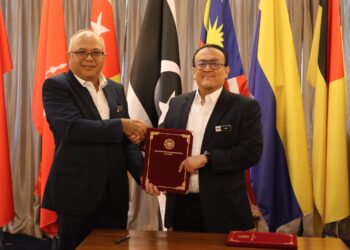 MOHD. Zaki Hassan (kanan) sewaktu menerima Laporan Penambahbaikan Tatakelola yang ditandatangani oleh Ketua Setiausaha KPDN, Datuk Seri Mohd. Sayuthi Bakar, di Bilik Mesyuarat Bunga Raya KPDN, hari ini.