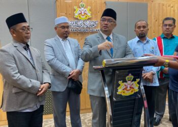 MOHAMED Fazli Hassan (tengah) semasa sidang media selepas mesyuarat mingguan exco di Kota Bharu, Kelantan hari ini-UTUSAN/YATIMIN ABDULLAH