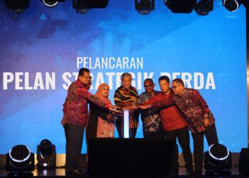 AHMAD Zahid Hamidi (empat dari kanan) ketika melancarkan Pelan Strategik Perda di Putrajaya.