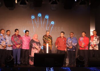 AHMAD Zahid Hamidi (lima dari kanan) ketika melancarkan buku Menjulang Desa, Menggalas Amanah Negara di Putrajaya.