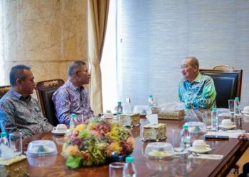 SAIFUDDIN Nasution Ismail mengadakan kunjungan hormat ke atas Ketua Menteri Sabah, Datuk Seri Hajiji Noor.