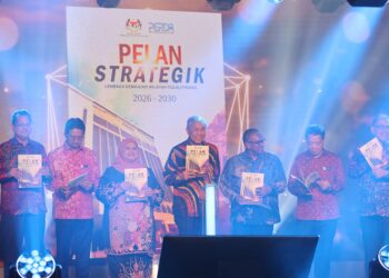 AHMAD Zahid Hamidi (empat dari kanan) ketika melancarkan Pelan Strategik Perda di Putrajaya.