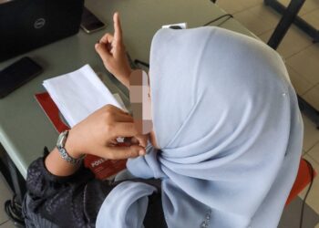 WANITA yang dikenali sebagai Nur (gambar) mendakwa bahawa anak perempuannya kini hidup tertekan selepas menjadi mangsa buli seksual dan buli siber di Pulau Pinang, baru-baru ini. -UTUSAN/DANIAL SAAD