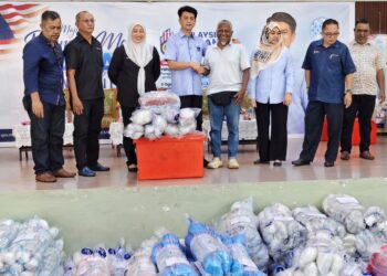 MUHAMMAD Faiz Fadzil (empat dari kiri) ketika menghadiri program Rahmah Mesra Madani Pengerusi LKIM Bersama Nelayan Pulau Pinang di Bakau Tua, Penaga, Kepala Batas, Pulau Pinang hari ini.