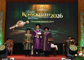 MOHAMAD Haikal Danis Mohamad Nasir (tengah) ketika menghadiri Majlis Konvokesyen Politeknik dan Kolej Komuniti Zon Utara 2026 di Perlis, semalam. – ihsan POLITEKNIK SEBERANG PERAI