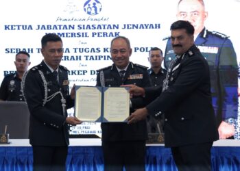 MOHD. ALWI Zainal Abidin (tengah) pada Majlis Pemakaian Pangkat Ketua Jabatan Siasatan Jenayah Komersil (KJSJK) Perak, Ketua Polis Daerah Taiping dan Majlis Serah Terima Tugas Ketua Polis Daerah di Mes Pegawai Kanan Polis di Ipoh, Perak hari ini.