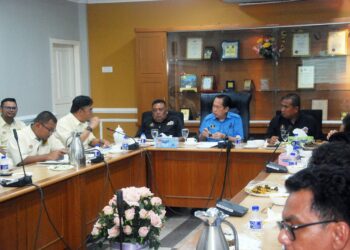 AHMAD Maslan mendengar taklimat sewaktu lawatan kerja rasmi ke Pejabat Jurutera JKR Daerah Alor Gajah di Melaka, hari ini. - UTUSAN/AMRAN MULUP