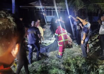Pasukan bomba dan polis mengangkat mayat tiga anggota polis yang menjadi mangsa renjatan elektrik dalam kejadian bertempat di Jalan Weston, Kampung Weston - ihsan Jabatan Bomba dan Penyelamat Malaysia (JBPM) Sabah