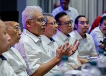 Presiden Parti Wawasan Negara, Datuk Seri Hamzah Zainuddin pada Mesyuarat Khas Perwakilan Parti Wawasan Negara, di Tropicana Golf & Country Resort, di sini hari ini. -UTUSAN/SHIDDIEQIIN ZON