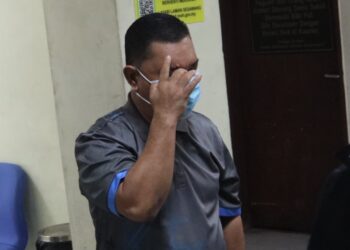AHMAD Fahmi Haron dihadapkan ke Mahkamah Sesyen Butterworth, Pulau Pinang hari ini atas lapan pertuduhan membabitkan perlakuan amang seksual fizikal termasuk mencabul kehormatan beberapa pelajar lelaki antara Mei 2023 hingga Januari lalu.-UTUSAN/DANIAL SAAD
