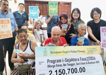 LIM Siew Khim (berdiri, dua dari kanan) ketika sidang akhbar selepas melancarkan Penang Care & Ageing Initiative di George Town, Pulau Pinang hari ini.-UTUSAN/SAFINA RAMLI