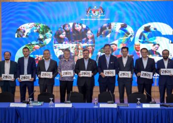 AMIR Hamzah Azizan (tengah) pada sidang akhbar Laporan Tahunan GEAR-uP 2026 di Kementerian Kewangan. - UTUSAN/FAISOL MUSTAFA
