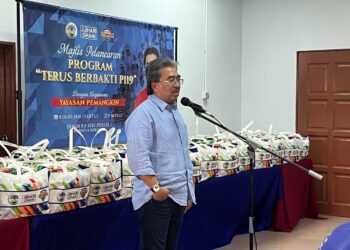 JOHARI Abdul Ghani berucap di Majlis Pelancaran Program Terus Berbakti P119 di Perumahan Awam (PA) Sri Perlis, hari ini.