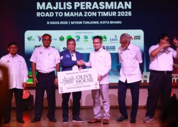 MOHAMAD Sabu (tiga, kiri) menerima tajaan untuk penganjuran MAHA 2026 semasa jelajah MAHA 2026 Peringkat Zon Timur di Kota Bharu, Kelantan, hari ini. - UTUSAN/KAMARUL BISMI KAMARUZAMAN