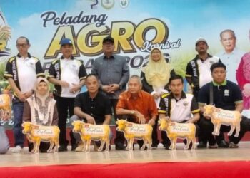 MOHD. Zolkafly Harun menyampaikan replika lembu korban kepada tujuh pengunjung yang memenangi cabutan bertuah sempena Peladang Agro Karnival Perak (PAKAR) 2026 di Bagan Serai hari ini. – UTUSAN/WAT KAMAL ABAS
