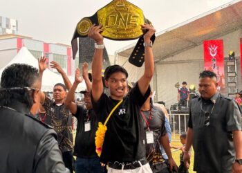 ALIFF Rakib memegang tali pinggang selepas bergelar juara dunia Interim ONE Strawweight Muay Thai di Kota Bharu, Kelantan hari ini-UTUSAN/ROSLIZA MOHAMED