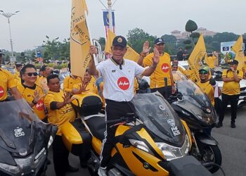 Saifuddin melepaskan Konvoi Jelajah Star City FC di Putrajaya hari ini.