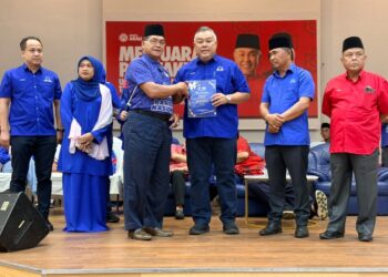 ROZABIL Abd. Rahman (tiga dari kanan) pada majlis perasmian Mesyuarat Perwakilan UMNO Bahagian Arau di Dewan Sivik, Arau, Perlis, semalam. – UTUSAN/MOHD. HAFIZ ABD. MUTALIB