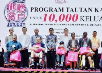TUN Ramli Ngah Talib (berdiri, tengah) ketika hadir pada Majlis Tautan Kasih One Hope Charity and Welfare di Pusat Konvensyen PICCA @Butterworth Arena, Pulau Pinang.