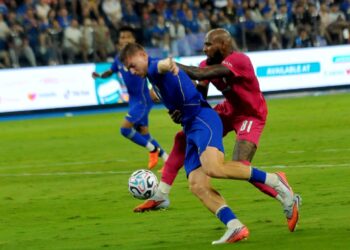 PENYERANG Chelsea FC Liam Rory Delap diasak pertahanan JDT Kevin David pada persahabatan di Stadium Sultan Ibrahim, Iskandar Puteri -UTUSAN/RAJA JAAFAR ALI