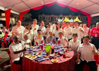 NGA Kor Ming (duduk, tiga dari kanan) dan Lim Kit Siang (duduk tengah) bergambar dalam Majlis Makan Malam Ulang Tahun Ke-60 DAP di Ipoh, Perak, malam tadi.