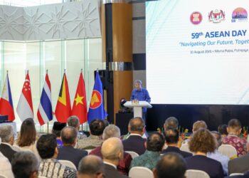 Mohamad Hasan berucap pada Sambutan Hari ASEAN ke-59 di Wisma Putra, Putrajaya. - UTUSAN/FAISOL MUSTAFA