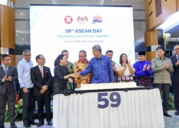 MOHAMAD Hasan beramah mesra bersama wakil ASEAN pada Sambutan Hari ASEAN ke-59 di Wisma Putra Putrajaya. - UTUSAN/ FAISOL MUSTAFA