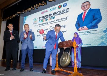 AMIRUDIN Shari mengetuk gong sebagai gimik pada Majlis Perasmian Persidangan Antarabangsa Ekologi Manusia (HEIC) 2026 di Hotel Tenera di sini, hari ini. - UTUSAN/MUHAMAD IQBAL ROSLI