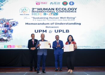 AMIRUDIN Shari (dua dari kanan) menyaksikan pertukaran dokumen perjanjian persefahaman (MoU) antara Universiti Putra Malaysia (UPM) yang diwakili oleh Timbalan Naib Canselor UPM (Jaringan Industri dan Masyarakat), Prof. Dr. Shamsul Bahri Md. Tamrin (dua dari kiri) dengan University of Philippines Los Banos (UPLB) yang diwakili Dekan Kolej Ekologi Manusia UPLB, Prof. Dr. Jennifer Marie S. Amparo pada Majlis Perasmian Persidangan Antarabangsa Ekologi Manusia (HEIC) 2026 di Hotel Tenera di sini, hari ini. - UTUSAN/MUHAMAD IQBAL ROSLI