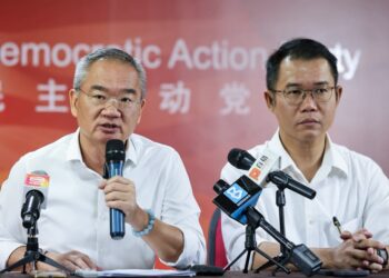 KHOO Poay Tiong (kiri) bersama Penolong Setiausaha Organisasi Kebangsaan DAP, Tan Hong Pin bercakap ketika sidang media hari ini di ibu pejabat DAP, Kuala Lumpur. - UTUSAN/M. FIRDAUS M. JOHARI