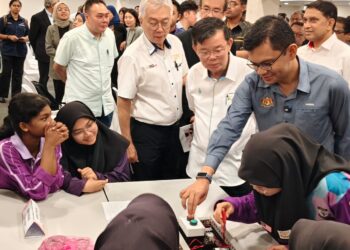 AKMAL Nasrullah Mohd. Nasir (kanan) ketika meninjau aktiviti peserta yang mengambil bahagian dalam Projek Rintis Bakat STEM di Tech Dome Penang, George Town, Pulau Pinang, hari ini.-UTUSAN/ISWAN SHAFIQ ISA