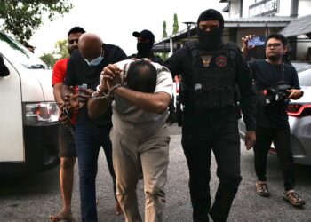 ANGGOTA polis membawa tiga lelaki yang menganggotai Geng Rames bagi menghadapi pertuduhan di Mahkamah Sesyen Sungai Petani, hari ini. - UTUSAN/ SHAHIR NOORDIN