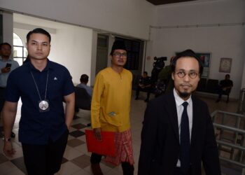 Islah Wahyudi (tengah) diiringi peguam dan pegawai MCMC, Cyberjaya.