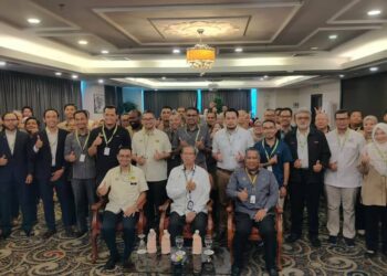 MOHAMMAD NIZAR (tengah, depan sekali) pada Program Sesi Town Hall JKR Perak Bersama KUDR dan Syarikat Utiliti di Hotel Kinta Riverfront, Ipoh hari ini.